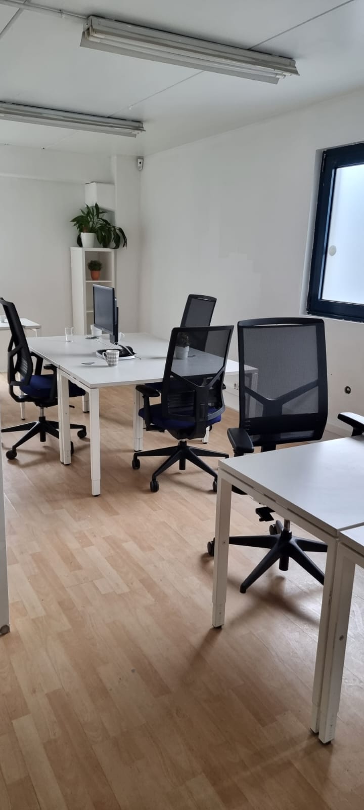 A louer postes en Coworking proche de l'autoroute A86 et de la N2 dans la zone d'activité Urbaparc 3