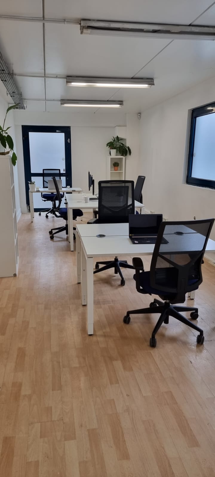 A louer postes en Coworking proche de l'autoroute A86 et de la N2 dans la zone d'activité Urbaparc 3