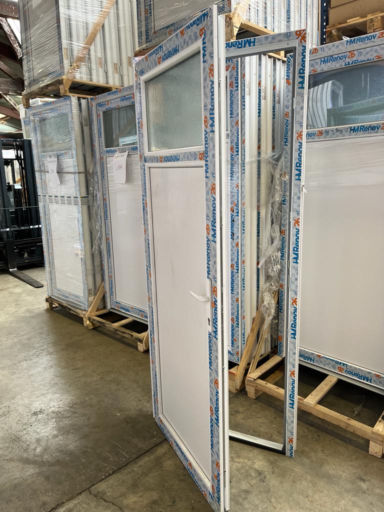 Porte de service PVC en stock – Économies exceptionnelles, qualité assurée