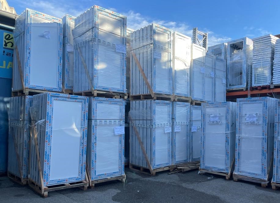 PVC résistant à prix canon : trouvez la porte de service parfaite sans casser votre budget.
