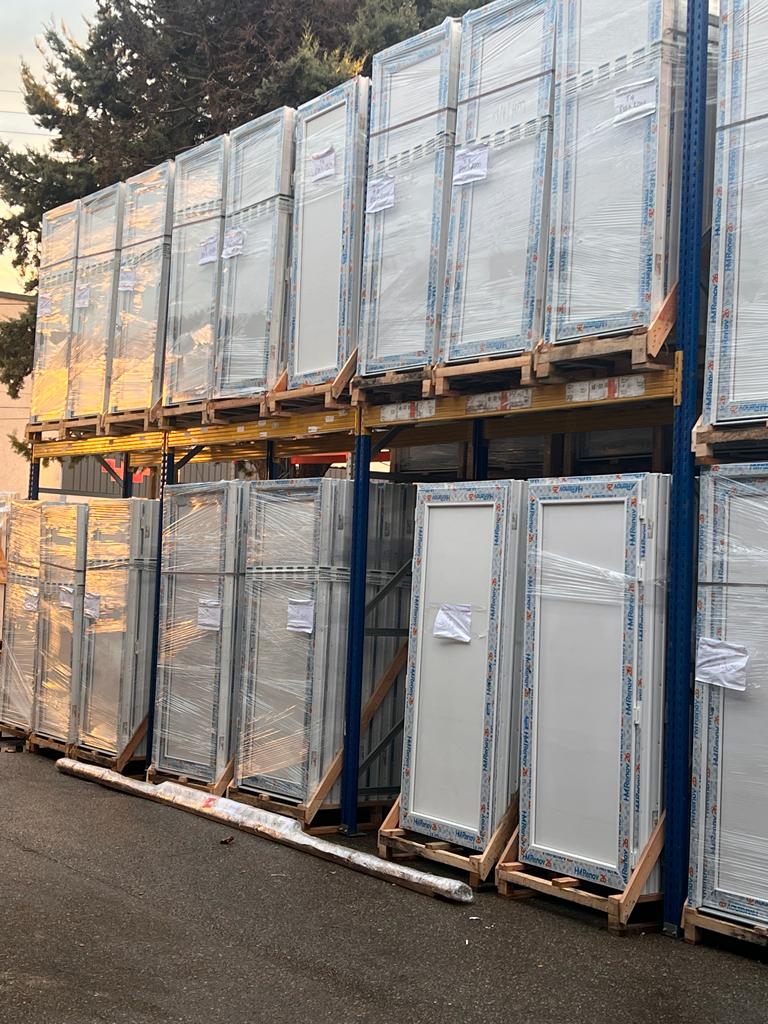 Porte de service en PVC à prix fracassé : qualité premium à prix mini !