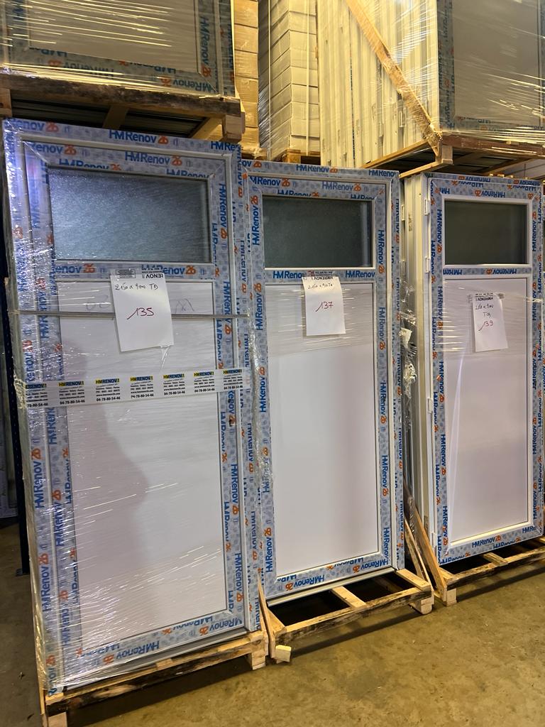 "PVC de première qualité à prix discount : la porte de service dont vous rêvez est à portée de main."