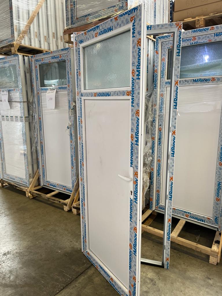 Porte PVC en stock – Des tarifs attractifs pour tous les projets