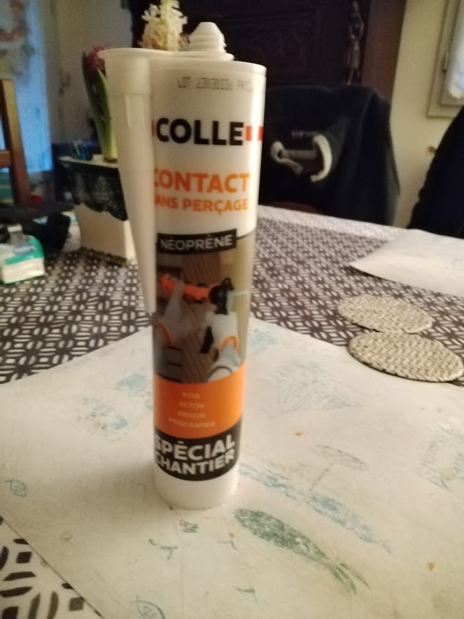 COLLE POUR TRAVAUX MAISON