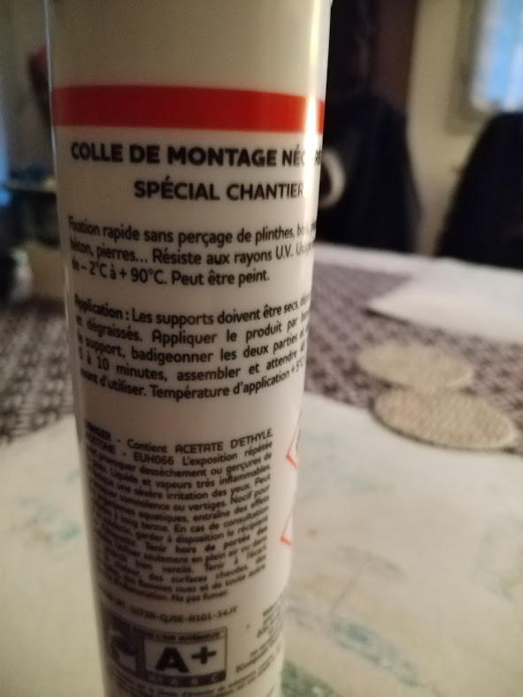 COLLE POUR TRAVAUX MAISON