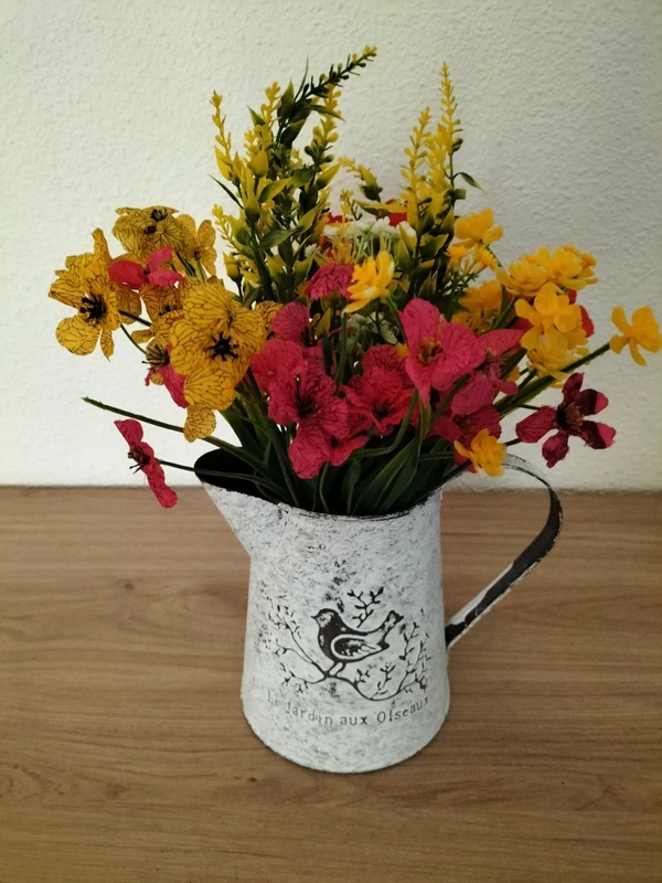 vend pot métal avec fleurs artificielles neuf  au choix 10€ l'unité