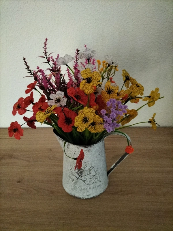 vend pot métal avec fleurs artificielles neuf  au choix 10€ l'unité