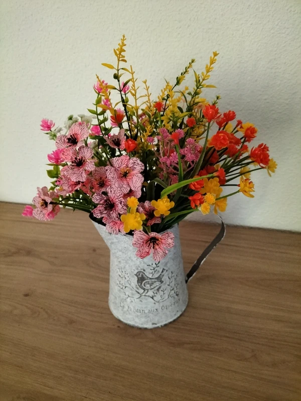 vend pot métal avec fleurs artificielles neuf  au choix 10€ l'unité