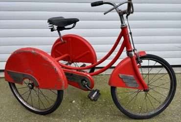 Rare tricycle Wavex Wizard rouge pour enfant, selle Dunlop d’origine, pièce de collection vintage.
